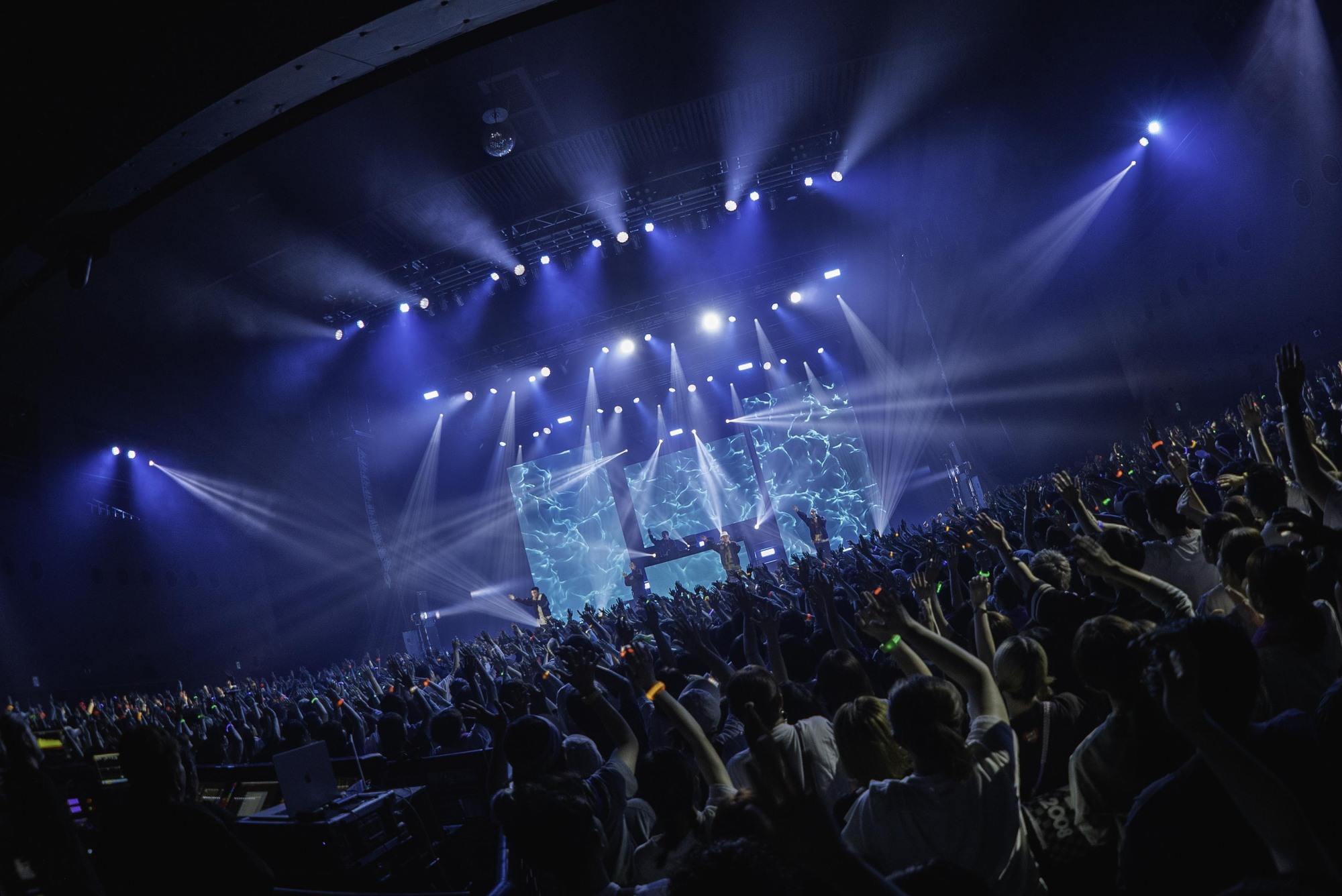 【2枚セット】 THE LAST DANCE / RAYS 新宿リキッドルーム ライブレポート】「DANCE FLOOR MASSIVE FINAL」いよいよ開幕！初日